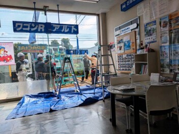 ショールームのガラスが！